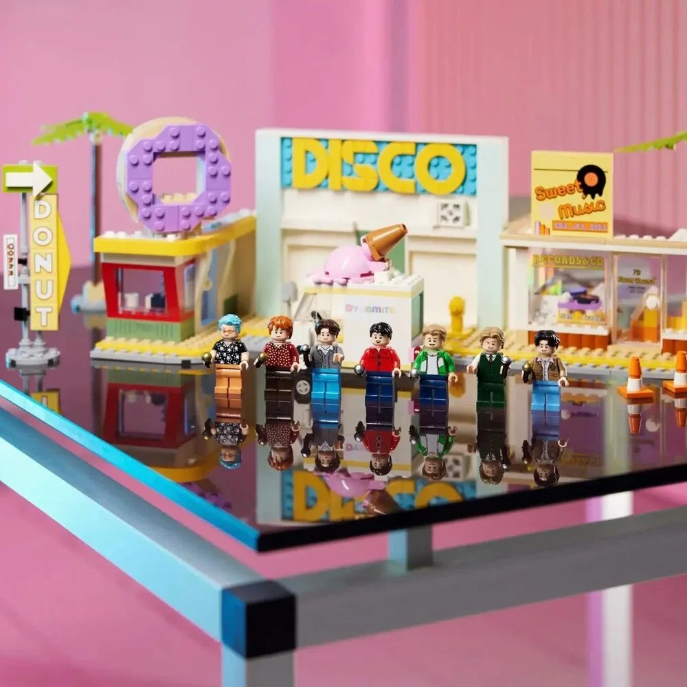 LEGO BTS Dynamite Music Video Set 21339 K-Pop Icons Ideas Retired 749 Pc NEW!